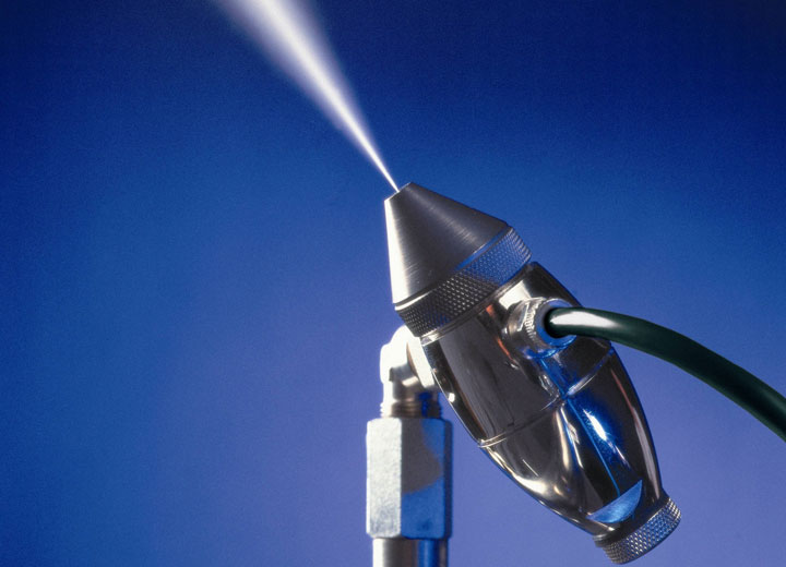 Ein integrierter Stift verhindert Ablagerungen am Düsenaustritt, was zu einem zuverlässigen Betrieb im industriellen Bereich führt